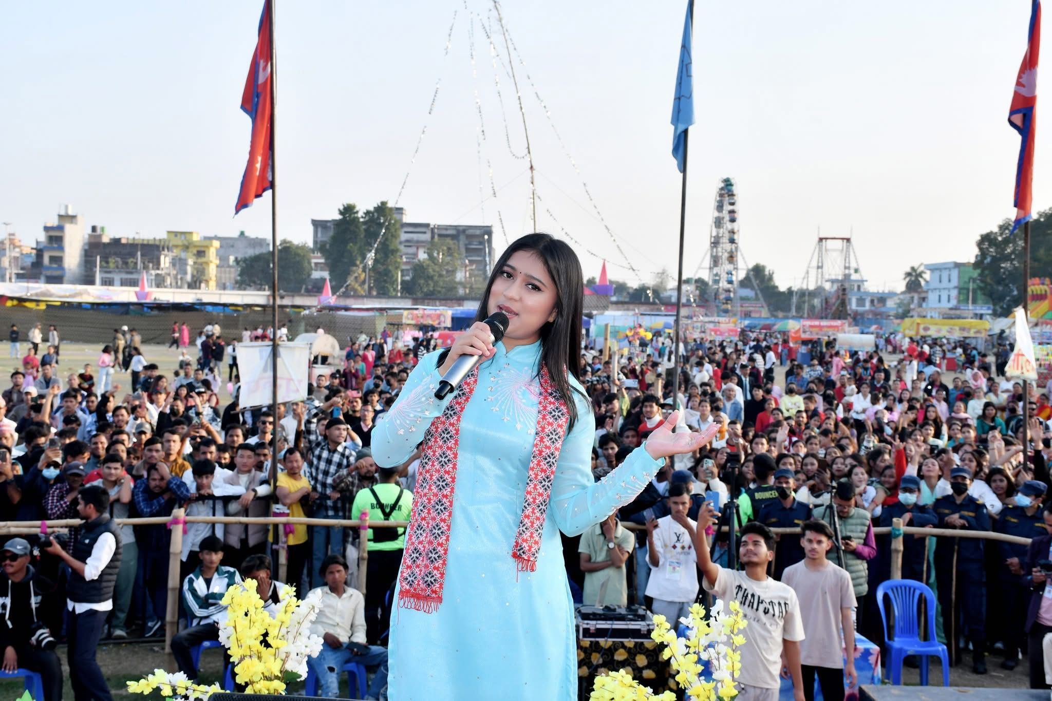   नयाँ वर्षमा द क्लिफमा गायिका रचनाको प्रस्तुति