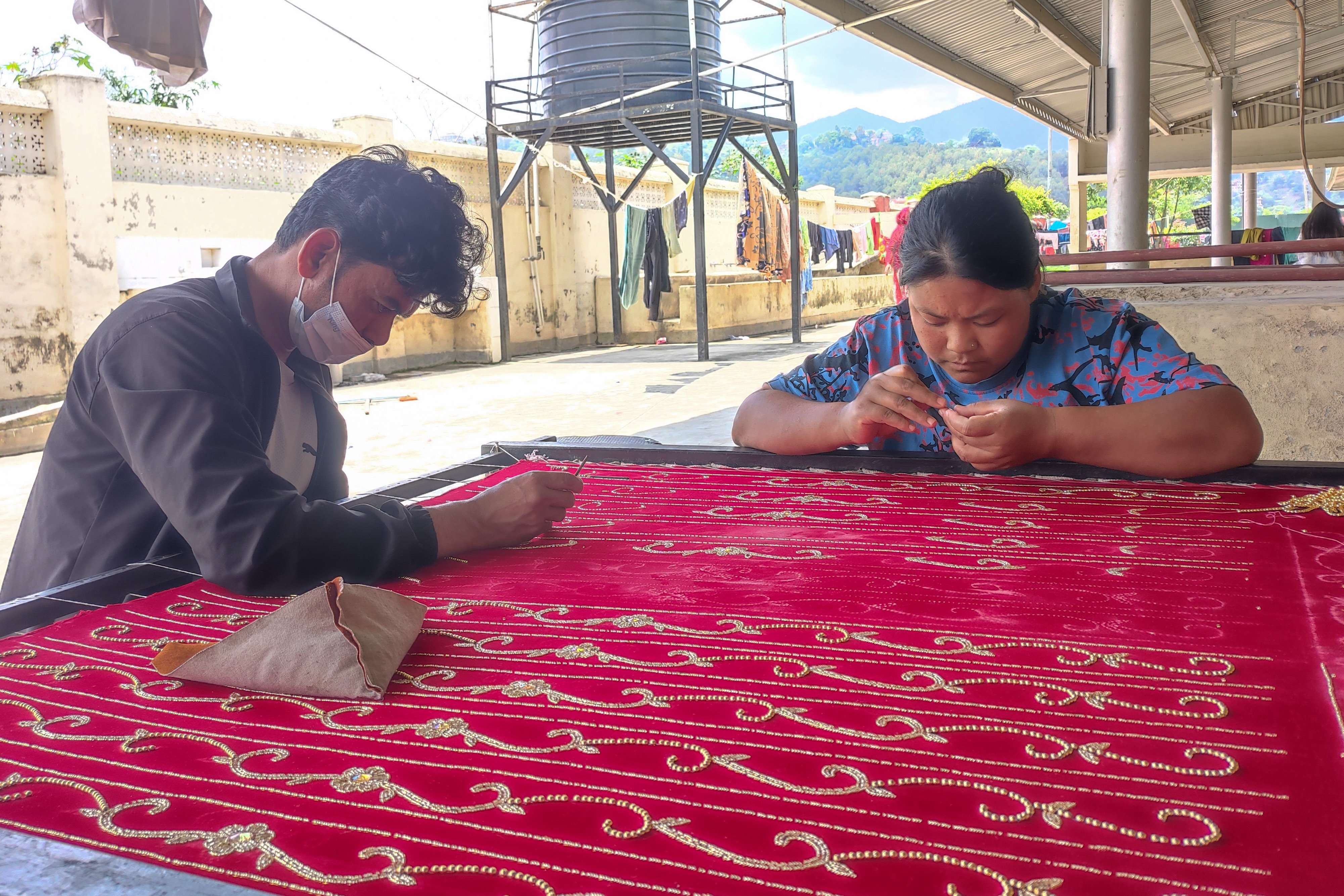 कीर्तिपुर होल्डिङ सेन्टरमा सीप सिक्दै युवा