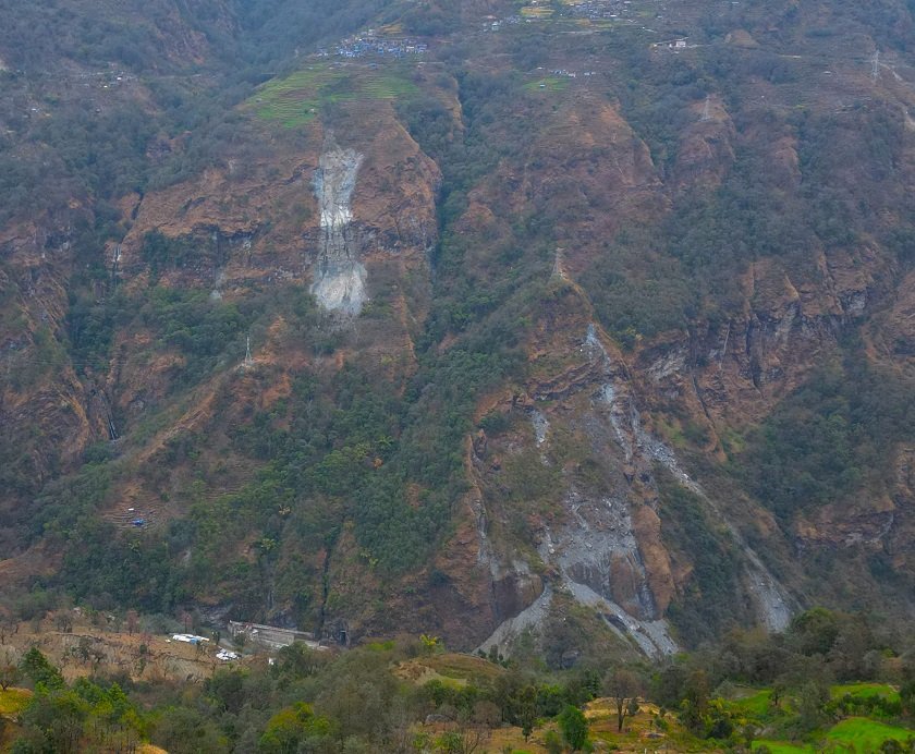  राहुघाटको बाँध पहिरोको जोखिममा