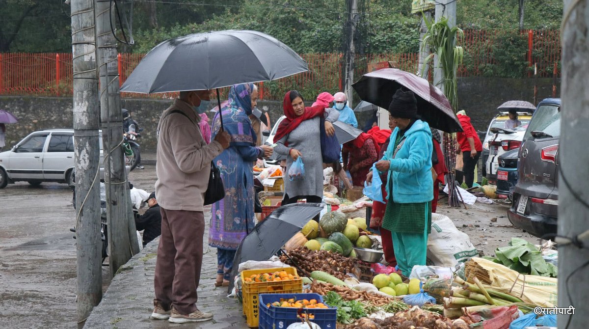   वर्षाले काठमाडौँ उपत्यकाको जनजीवन प्रभावित (तस्बिरहरू)