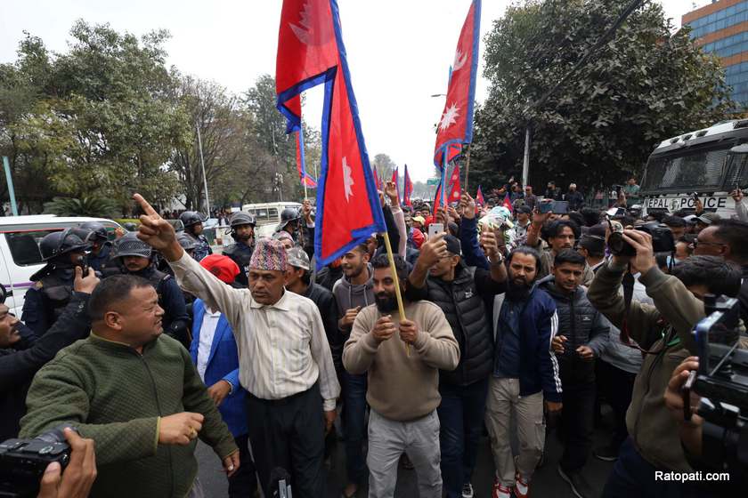 पूर्वराजाको स्वागतमा राजावादी विमानस्थलमा (लाइभ)