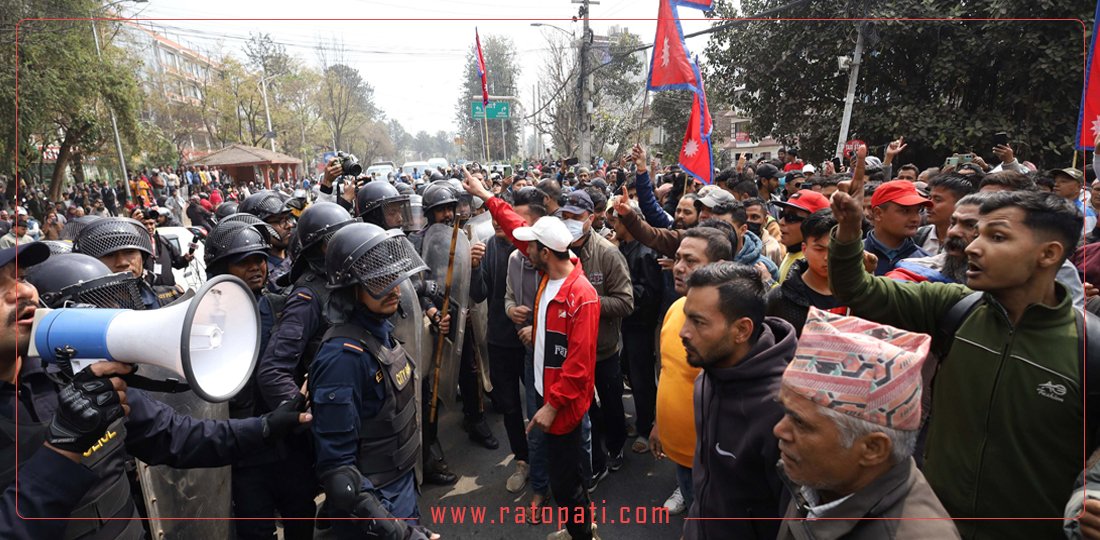 त्रिभुवन अन्तर्राष्ट्रिय विमानस्थल गेटमा राजावादीहरुको प्रदर्शन, तस्बिरमा हेर्नुहोस्