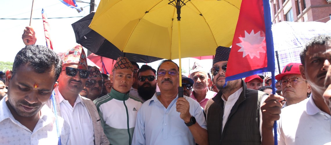 सिफलबाट राजावादी जुलुसको नेतृत्व कमल थापा र नवराज सुवेदीले गर्दै (तस्बिरहरु)