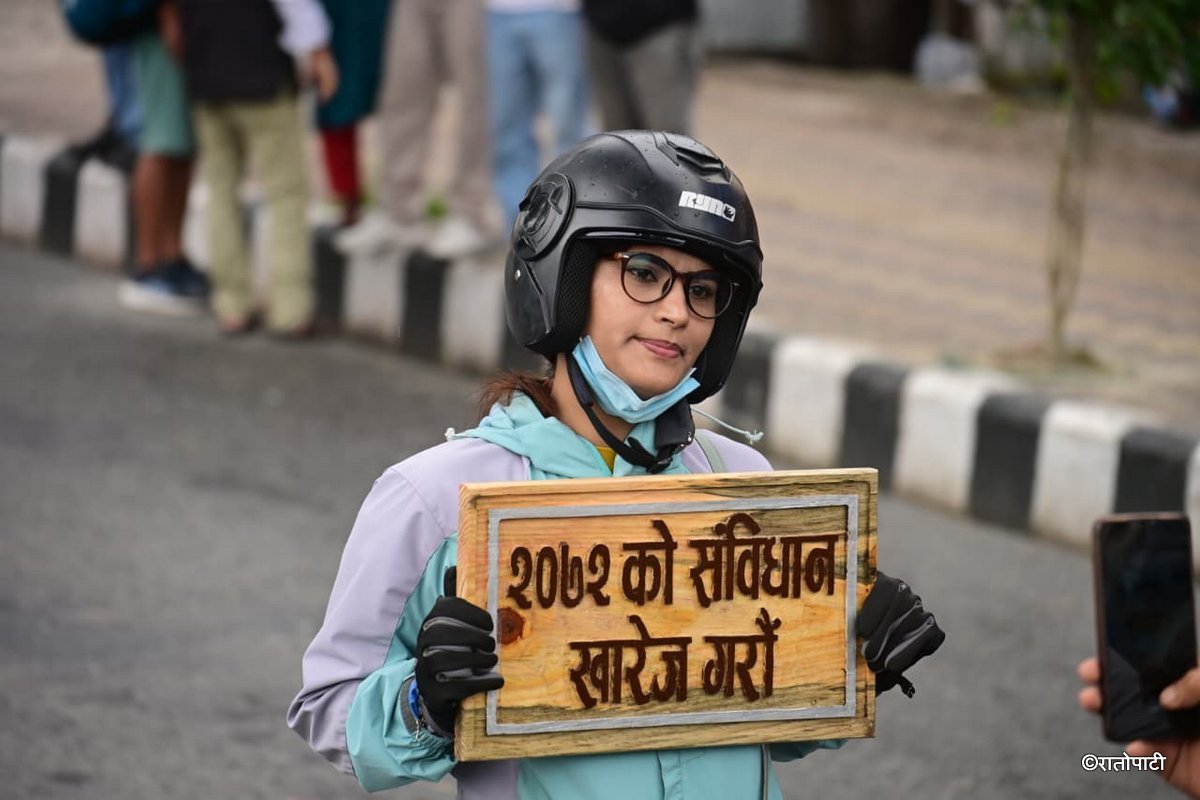   ‘संविधान मान्दैनौँ, राजा बाहेक जान्दैनौँ’ भन्दै प्रदर्शन