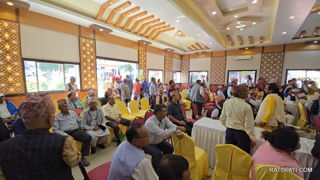 राजावादी बैठकको माहौल असहज भएसँगै नवराज सुवेदीले गरे बैठक स्थगित, तस्बिरहरू