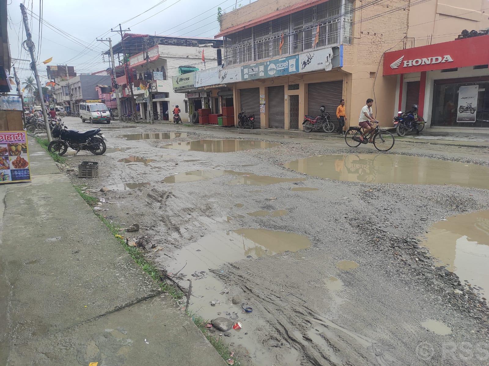 राजविराजको मुख्य सडकमै खाल्डाखुल्डी, दुर्घटनाको जोखिम