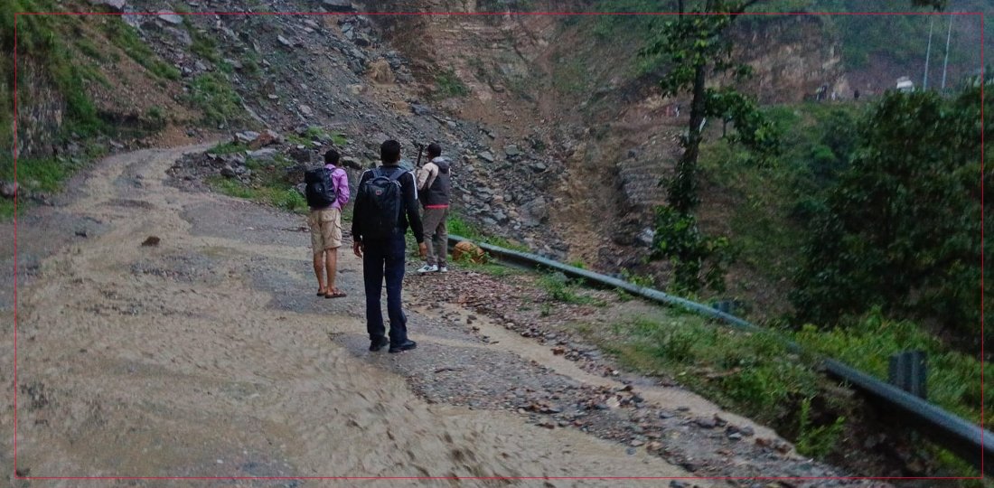   कालिकोटको गगनेखोलामा फेरि पहिरो, कर्णाली राजमार्ग पूर्ण रूपमा अवरुद्ध