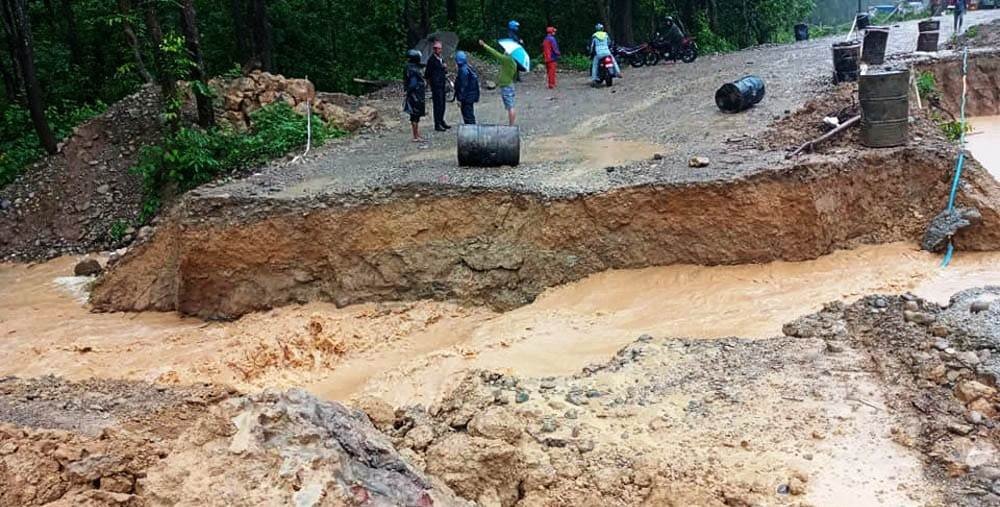 बाढीले डाइभर्सन बगाउँदा पूर्वपश्चिम राजमार्ग अवरुद्ध