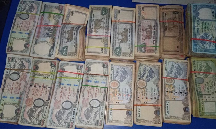 स्रोत नखुलेको १० लाखभन्दा बढी रकमसहित पर्साबाट तीन जना पक्राउ