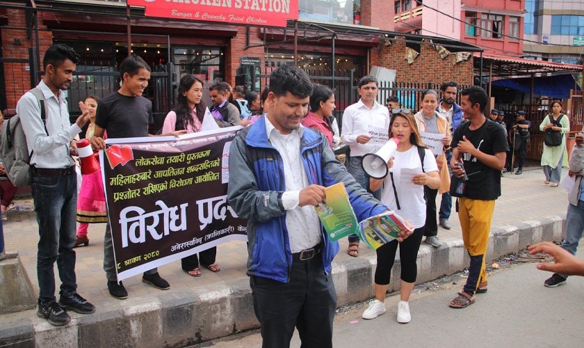 महिलाबारे आपत्तिजनक प्रश्न बनाउने लेखकको किताब जलाएर विरोध (तस्बिरहरु)