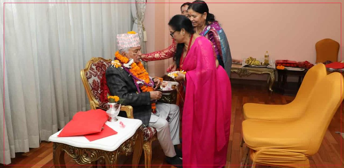 राष्ट्रपति पौडेलले शुभसाइतमा लगाए बहिनीहरूबाट तिहारको टीका