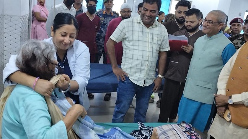   गृहमन्त्री लेखकले गरे हैजा सङ्क्रमित बिरामीहरूसँग भेटघाट