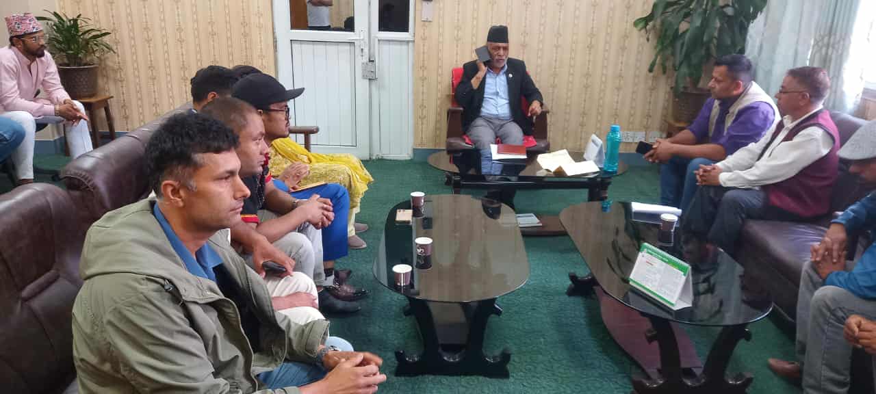 काभ्रेका किसानहरूले कृषिमन्त्रीलाई भने - रासायनिक मल उपलब्ध गराइदिनुस्
