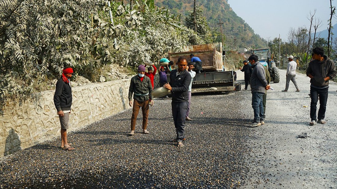 रणनीतिक महत्वको बेनी-दरवाङ सडक अन्तर्गत ‘रणवाङ-दरवाङ’ खण्डमा कालोपत्र सुरू