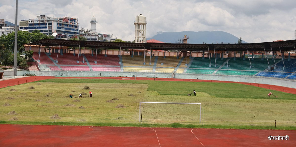 समाचार सार्वजनिक भएपछि काट्न थालियो दशरथ रङ्गशालाको घाँस (तस्बिरहरू)