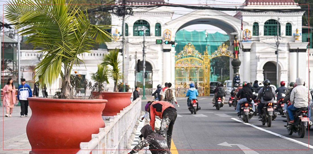सिंहदरबार क्षेत्रमा सडक रङरोगन गर्ने काम सुरु, तस्बिरहरू