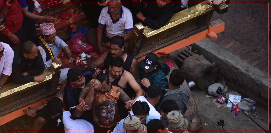 रातो मच्छिन्द्रनाथको रथबाट खसालियो नरिवल (तस्बिरहरू)
