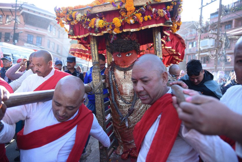   रातो मच्छिन्द्रनाथलाई बुङ्गमतीबाट पाटनको तःबहाल मन्दिर ल्याइयो (तस्बिरहरू)