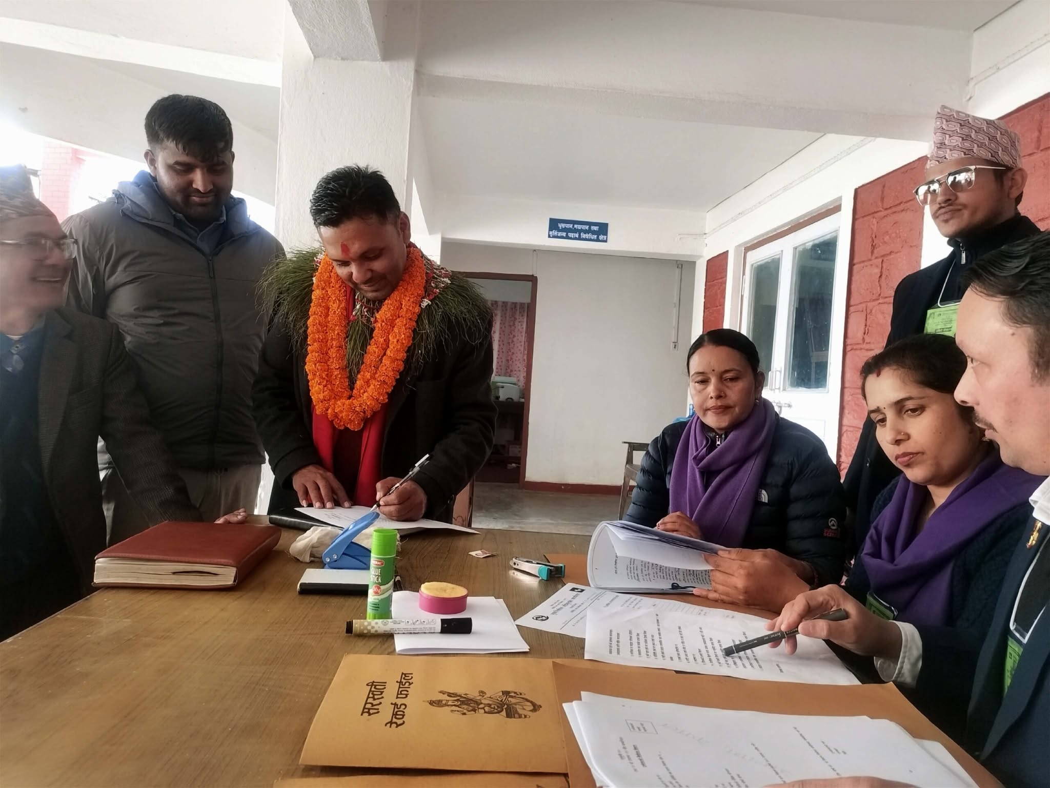 गोरखा– १ मा एमालेका आरसी लामिछानेले गराए उम्मेदवारी दर्ता