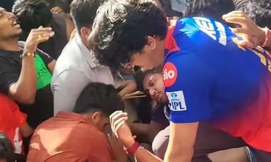 बाहिर समर्थकले जीवन गुमाइरहँदा रङ्गशालाभित्र जितको खुसीयाली