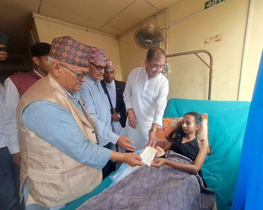 तीनकुने घटनामा घाइते खत्रीलाई सहयोग रकम हस्तान्तरण