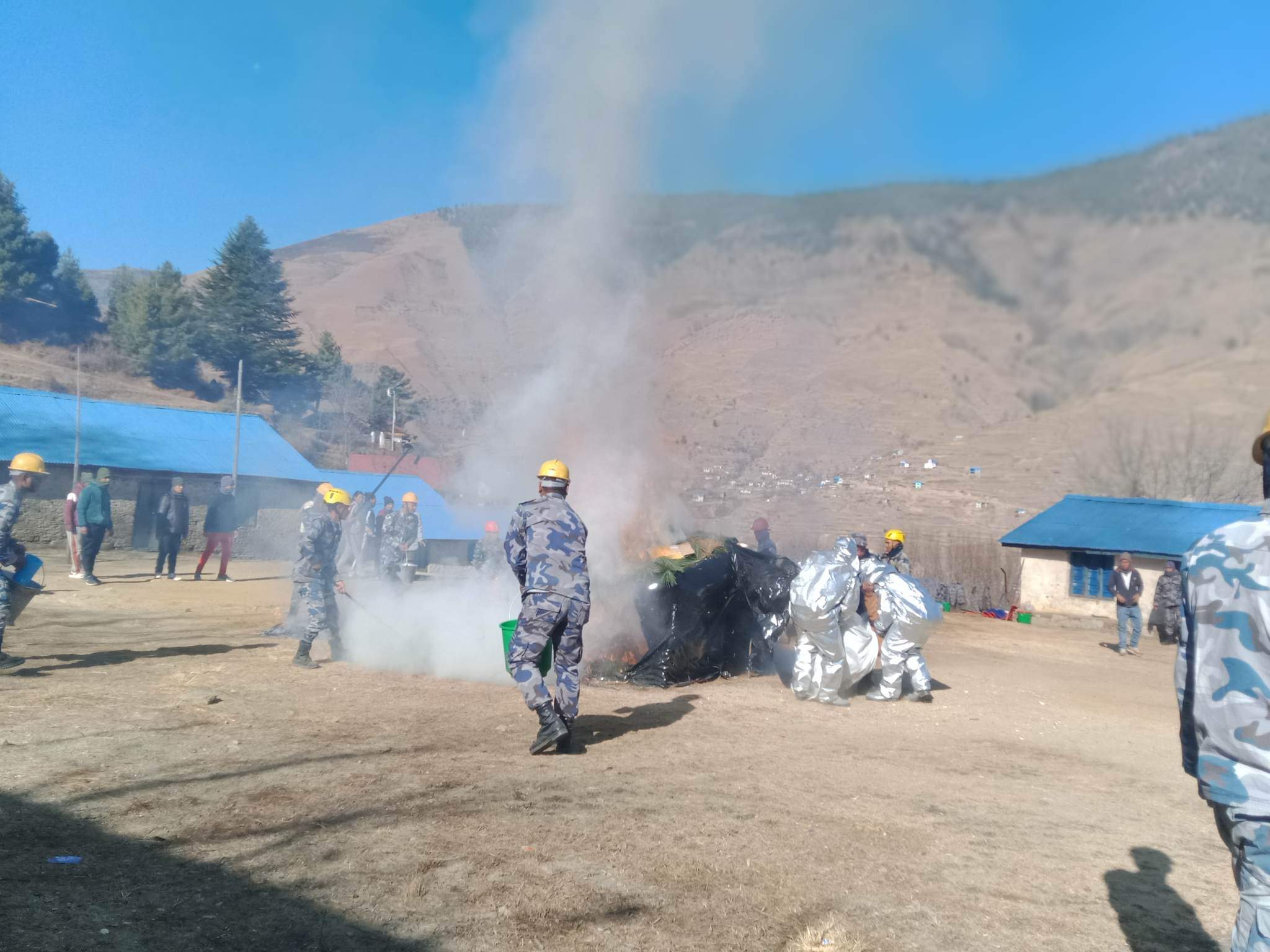 जुम्लामा सशस्त्र प्रहरीद्वारा आगलागी नियन्त्रणको सचेतना मुलक डेमो प्रदर्शन