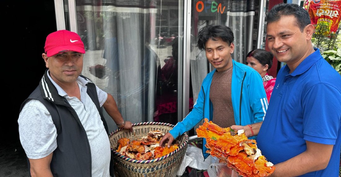   बेनी बजारमा रातो च्याउको माग बढी