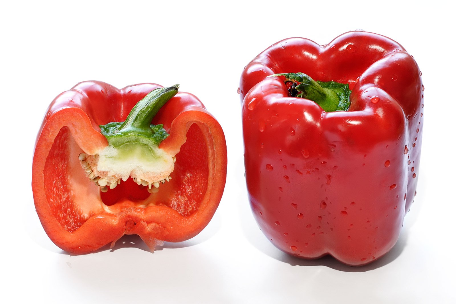 Red_capsicum_and_cross_section
