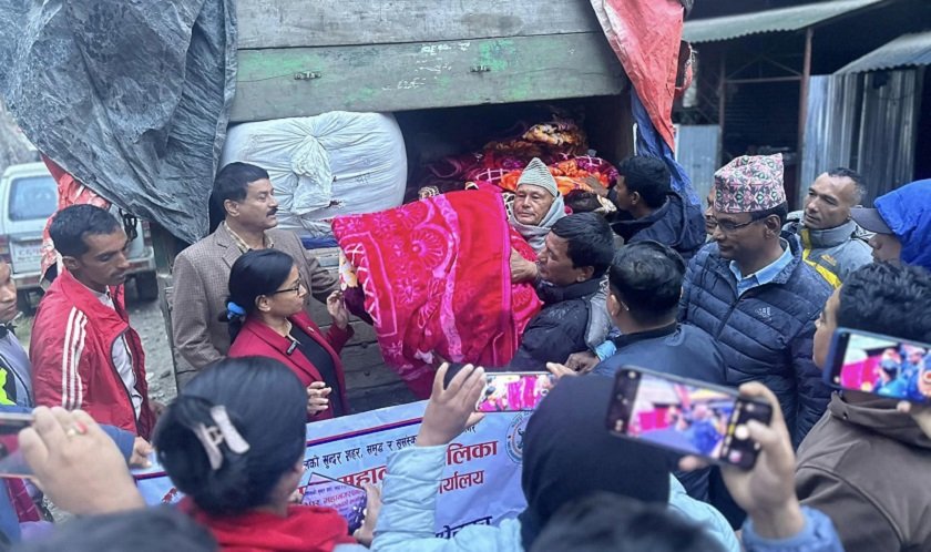 भरतपुर महानगरको टोलीले बाँड्यो भूकम्पपीडित ९ सय परिवारलाई राहत सामग्री