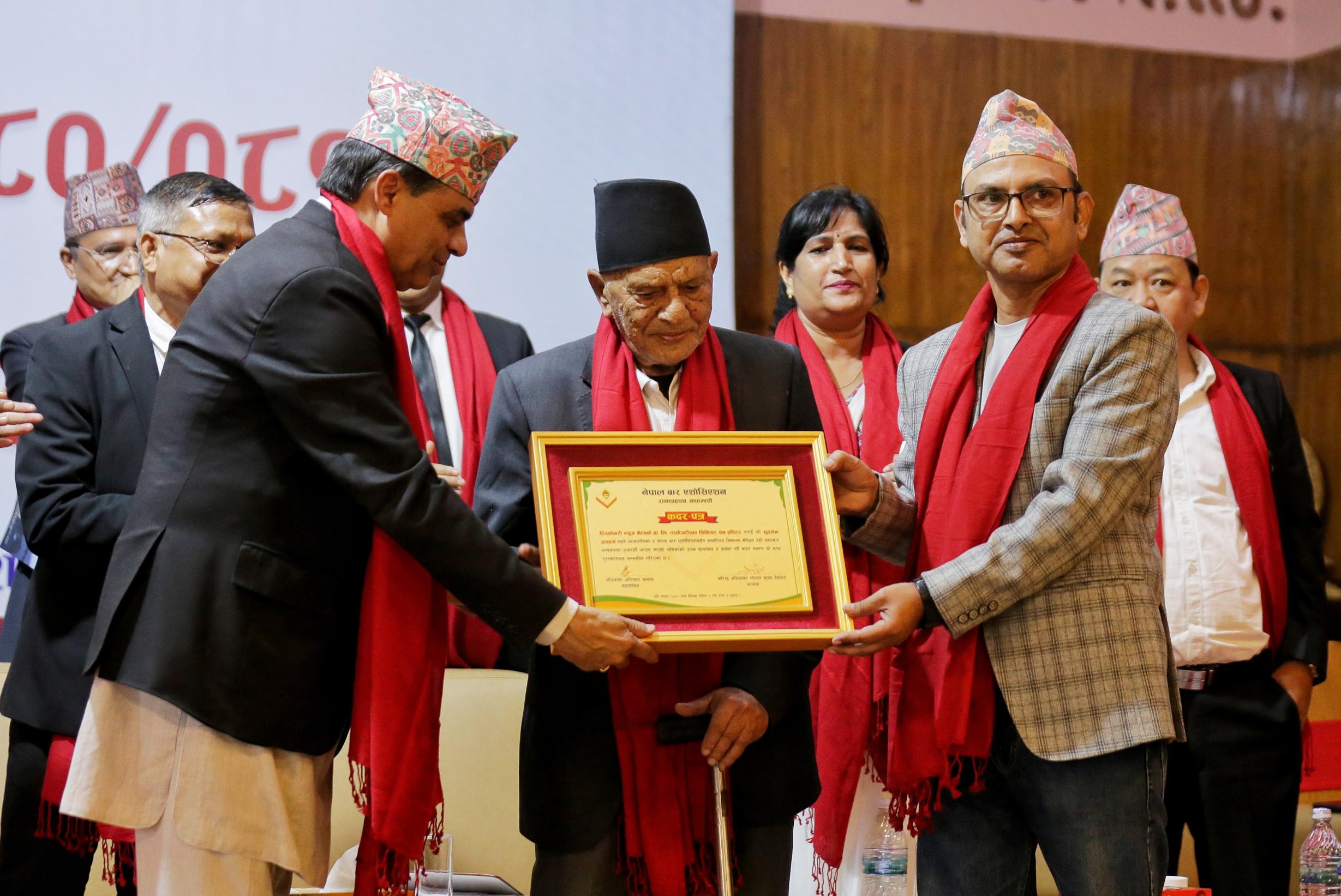 रातोपाटीकर्मी आचार्यलाई बार एसोसिएसनको सम्मान