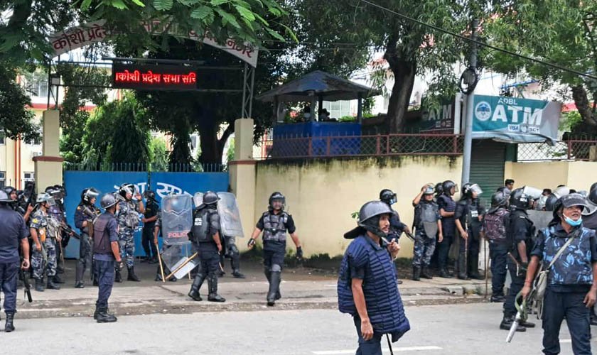 कोशीका आन्तरिक मामिलामन्त्री भण्डारीको घरमा प्रदर्शनकारीले गरे तोडफोड