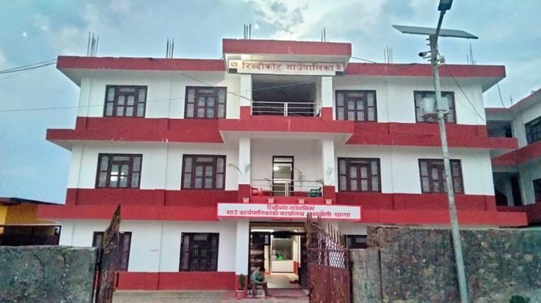 रिब्दीकोटमा एकल महिला पुरुषलाई सम्मान