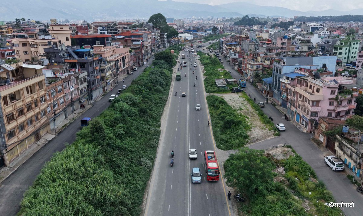   दोस्रो खण्डको चक्रपथ विस्तार : काममा ढिलाइ हुँदा घाँसले ढाकियो सडक (तस्बिरहरू)