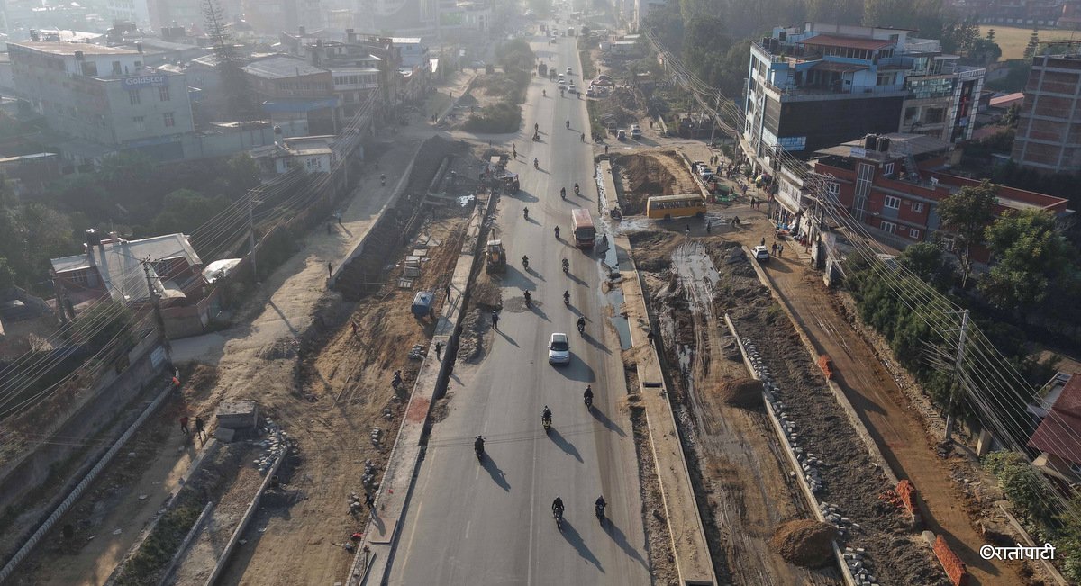   चक्रपथ विस्तार : तस्बिरमा हेर्नुहोस् दोस्रो खण्ड अन्तर्गत महाराजगन्ज–चप्पल कारखाना खण्डको काम