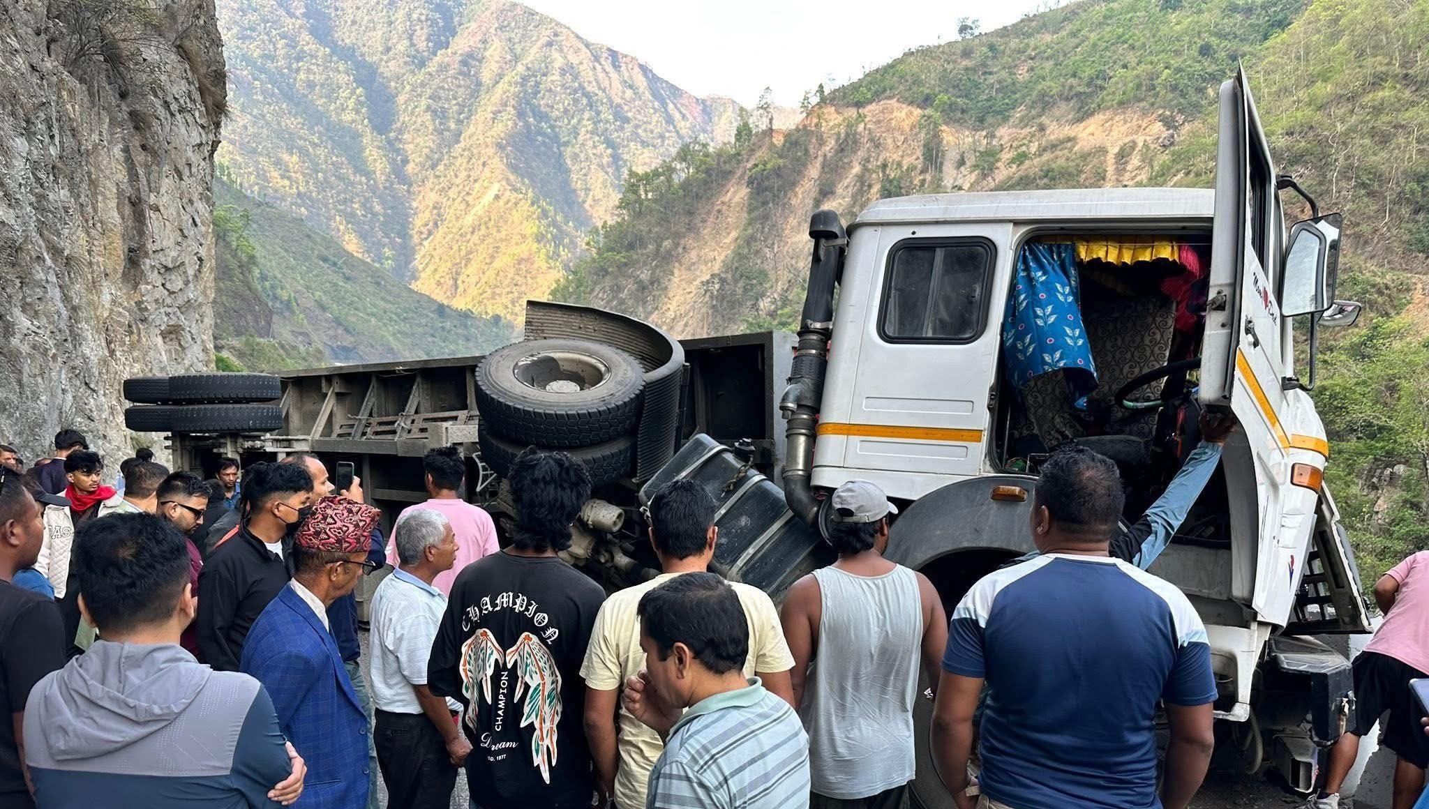 ट्रक पल्टिँदा नारायणघाट-मुग्लिन सडक अवरुद्ध