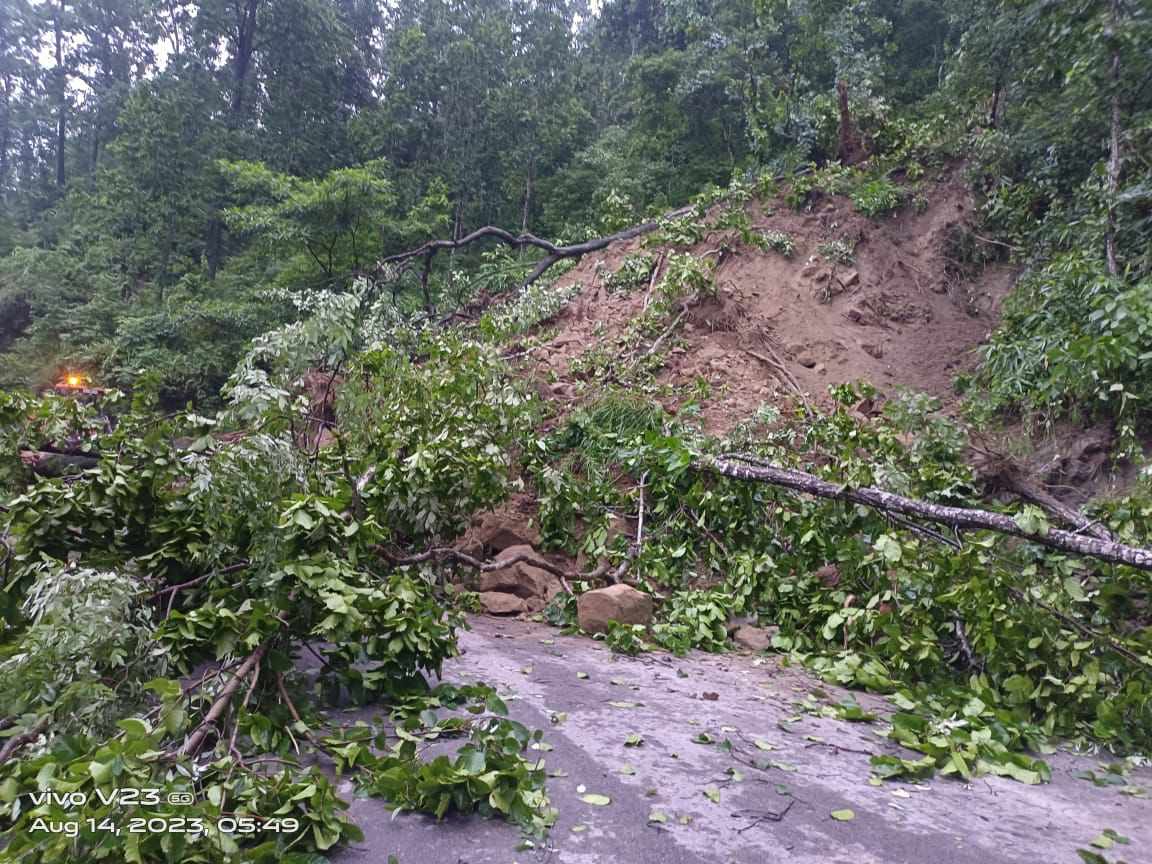 बुटवल-पाल्पा सडक खण्ड पहिरोका कारण अवरुद्ध