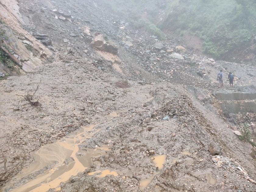 दार्चुला–गोकुलेश्वर सडक : पहिरोले तेर्छालेक रनेबास  क्षेत्र अवरुद्ध