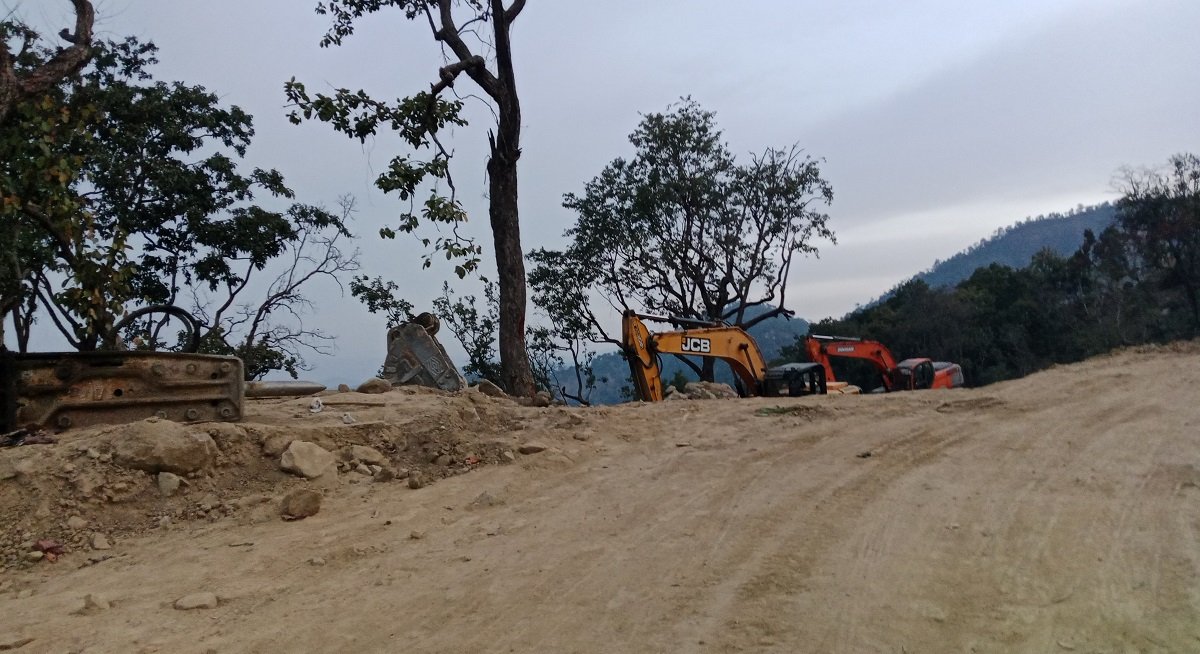   दुई वर्षपछि बल्ल मर्मत भयो भीमदत्त राजमार्गको पहिरोग्रस्त खण्ड, कालोपत्रेको काम अझै बाँकी