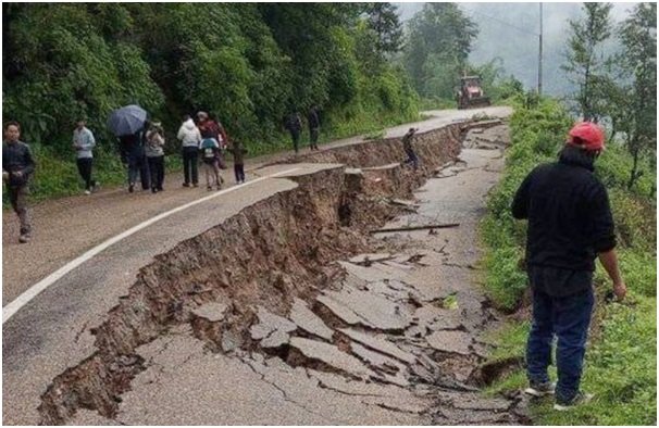 अविरल वर्षाका कारण भोजपुरमा सडक भासियो