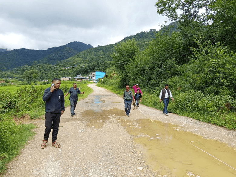 ट्रयाक खुलेको अठार वर्षपछि सडक कालोपत्र गरिँदै