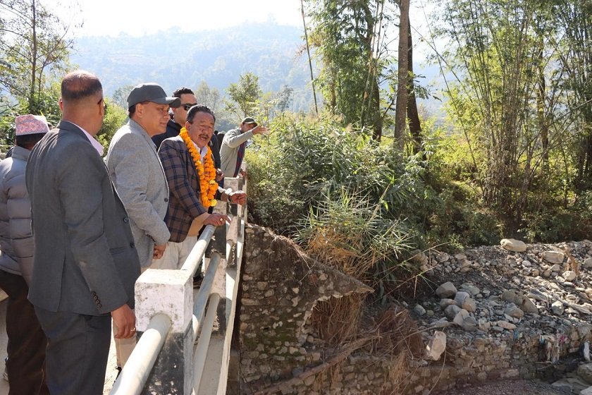   मन्त्री कुलमान घिसिङबाट विपद् प्रभावित रोशी क्षेत्रको निरीक्षण