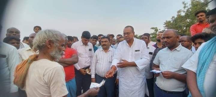   माधव नारायणका अग्निपीडितलाई सहयोग