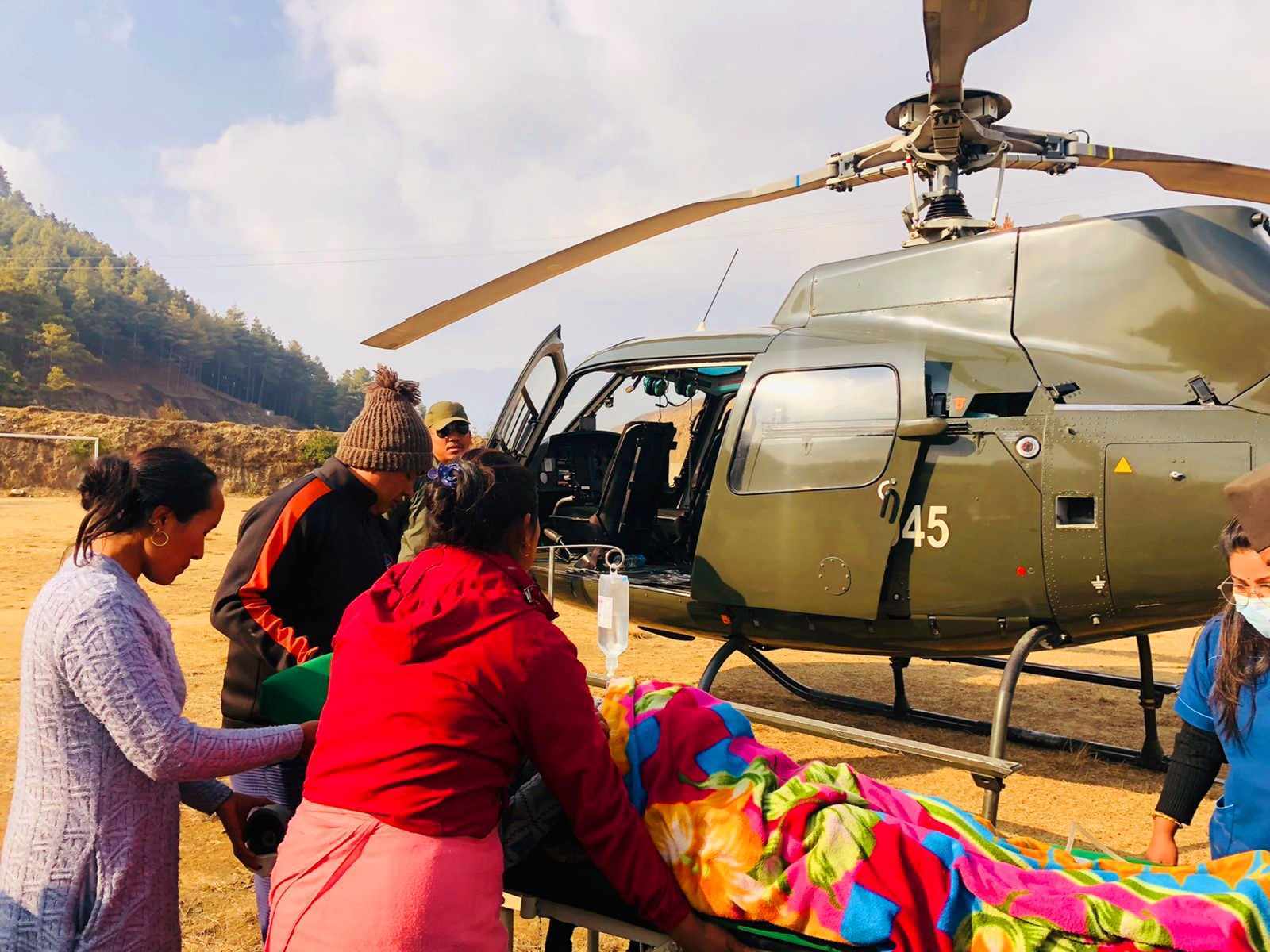 गर्भवती महिलाको हेलिकप्टरमार्फत उद्धार