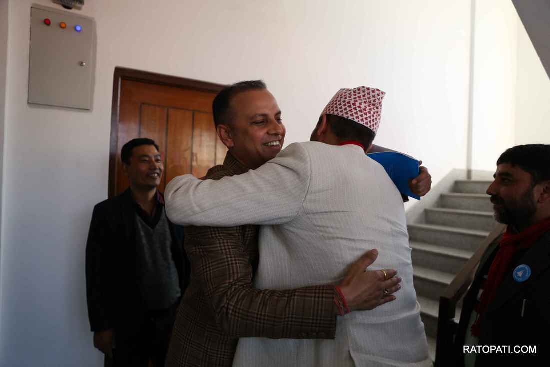 सरकार भेट्न सिंहदरबार जानुपर्थ्यो, अहिले सरकार नै पार्टी कार्यालयमा आयोः रास्वपा