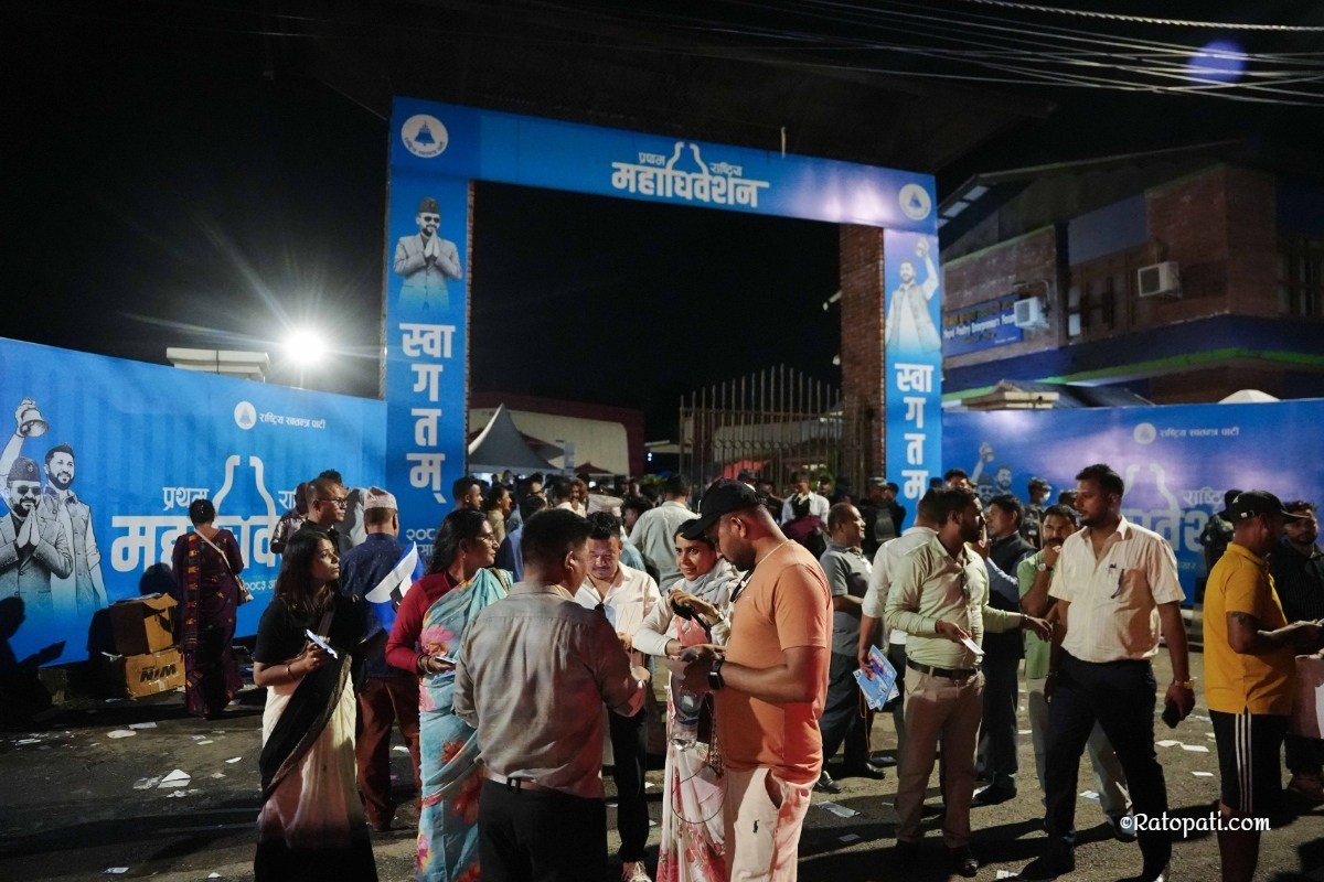 रास्वपा महाधिवेशनमा चुनावी रौनक: आफ्नो प्रतिनिधिको लागि भोट माग्दै समर्थक (तस्बिरहरु)