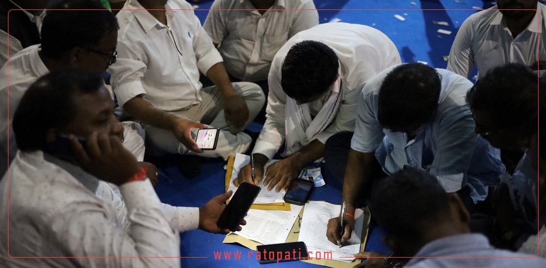 रास्वपा महाधिवेशन : ३० तस्बिरमा हेर्नुहाेस् उम्मेदवारी दर्ता फारम भरिरहेका प्रतिनिधिहरू