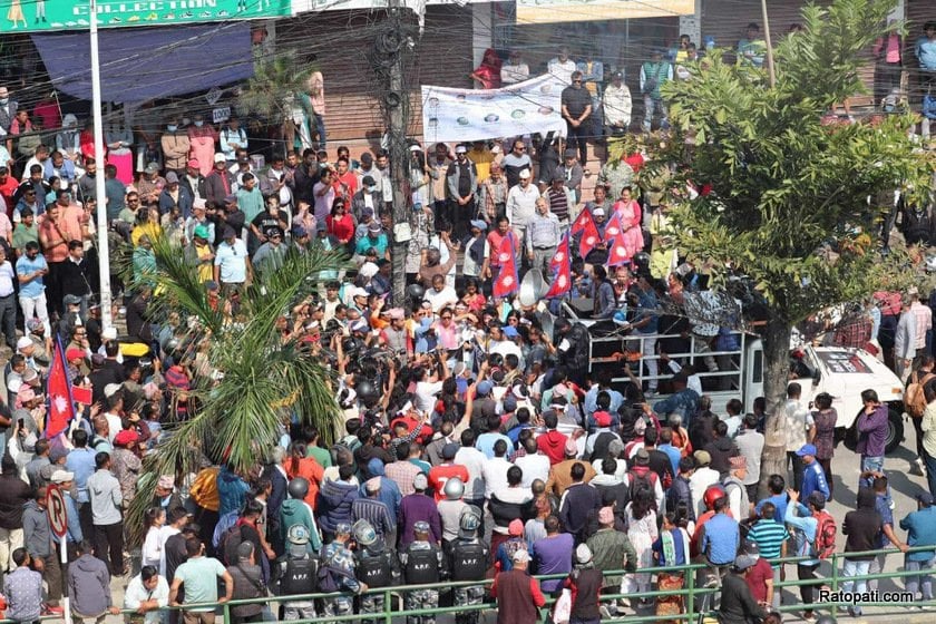 रवि र छविको म्याद थप सम्बन्धी बहस हुँदै गर्दा समर्थक र पीडितको छुट्टाछुट्टै प्रदर्शन