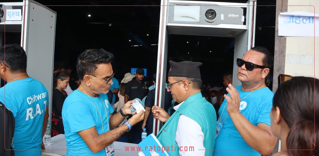 महाधिवेशन प्रतिनिधिहरूलाई कडाइका साथ चेकजाँच गरेर बन्दसत्र हलभित्र पठाइँदै, तस्बिरहरू