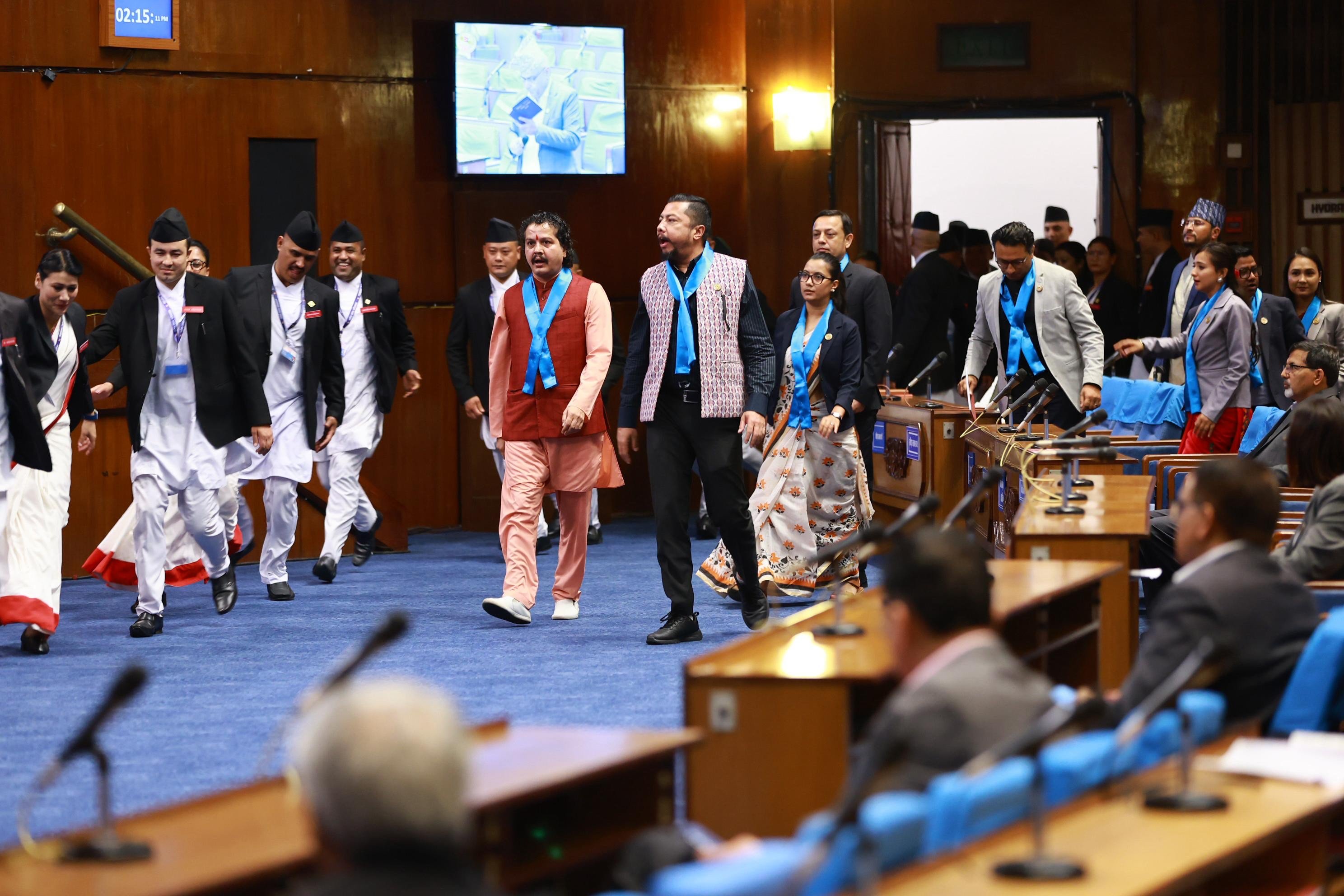 रास्वपा सांसदहरू स्कार्फ लगाएर संसद्मा, कांग्रेसको नियमापत्ति