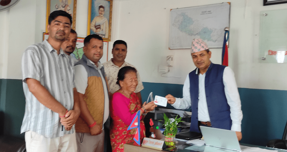 गाउँपालिका अध्यक्ष संरक्षक बनेर नागरिकता प्रदान